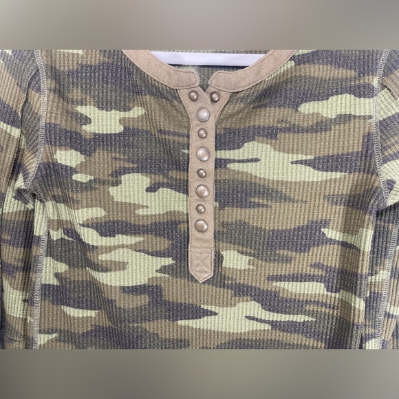Free People Everest Camo Henley Print Button Snap Long Sleeve Shirt Size Medium - Picture 4 of 16